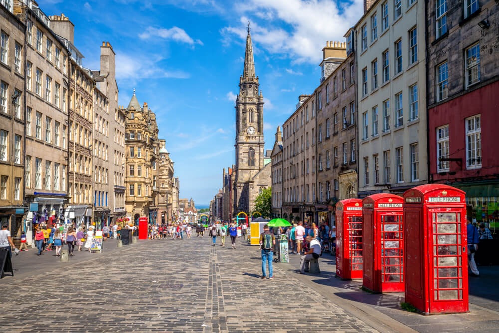 How to Have the Perfect 3 Day Edinburgh Weekend
The Royal mile in the sun, cobbled street, Cathedral and red phone boxes