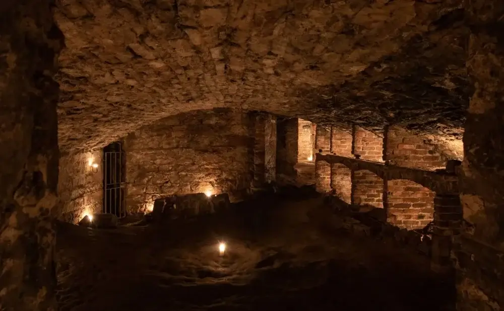 How to Have the Perfect 3 Day Edinburgh Weekend
Stone vaults lit by electic candles to create spooky atmosphere