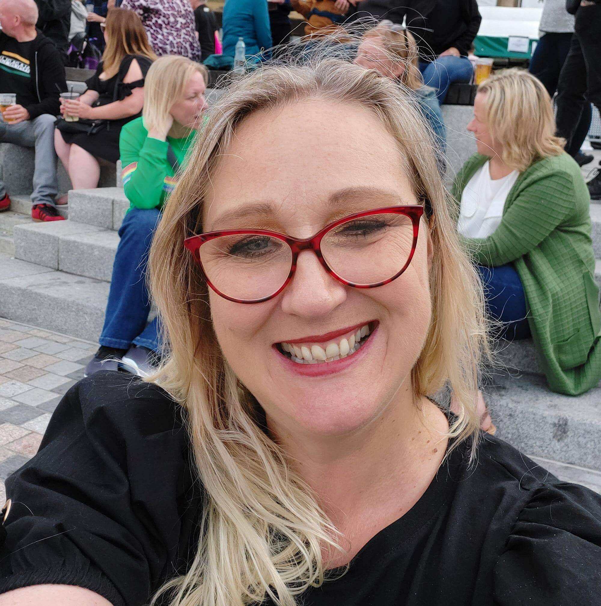 woman wearing red glasses and black t shirt