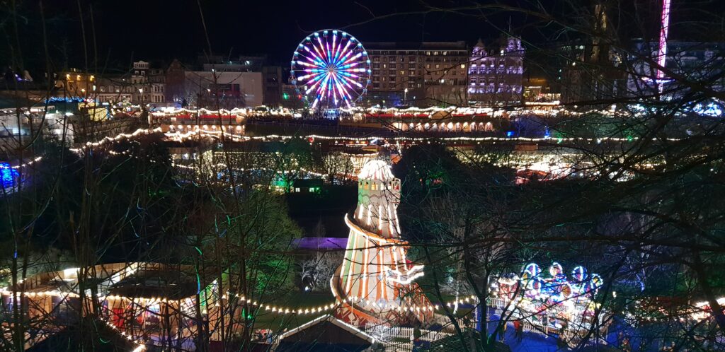 The Best Way to Visit Edinburgh Christmas Market in 2023
Image of the Christmas Market showing the helter skelter and the big wheel