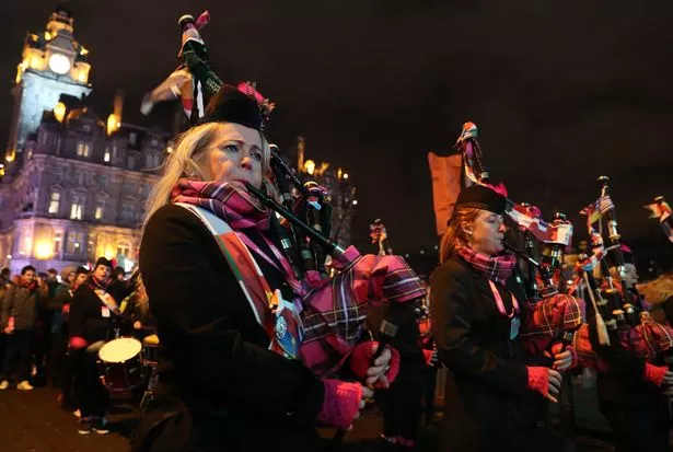 The Best Way to Visit Edinburgh Christmas Market in 2023
Image of Pipers