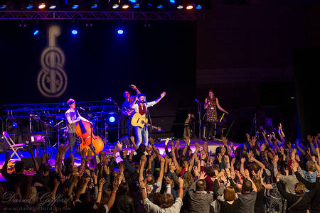 Shetland Festivals, crowd and band on stage